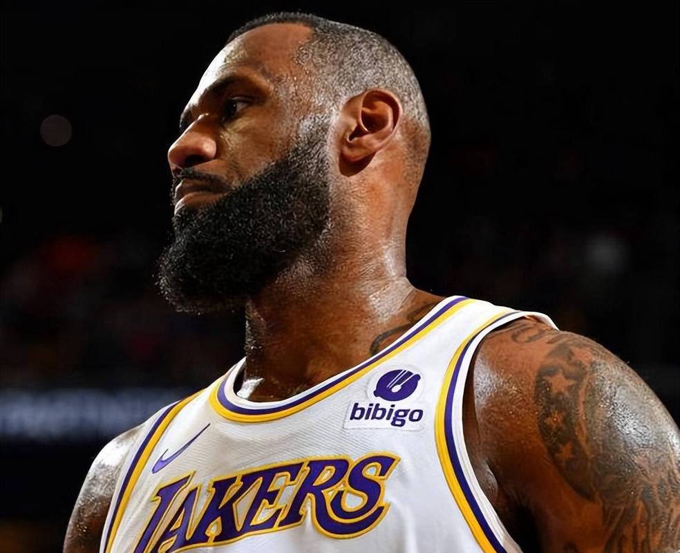 张外龙：曾跟球迷承诺一定会回到重庆；跪谢最努力的球员们（张外龙称曾许诺定会回到重庆，跪地感谢最拼的球员）