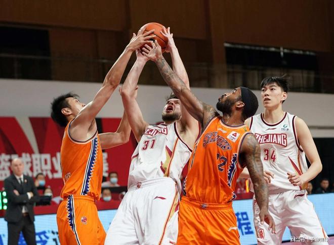 1-0，25岁索博斯洛伊发威：率队小胜亚美尼亚，仅差葡萄牙2分（索博斯洛伊25岁闪耀！率队1-0力克亚美尼亚，距葡萄牙仅差2分）