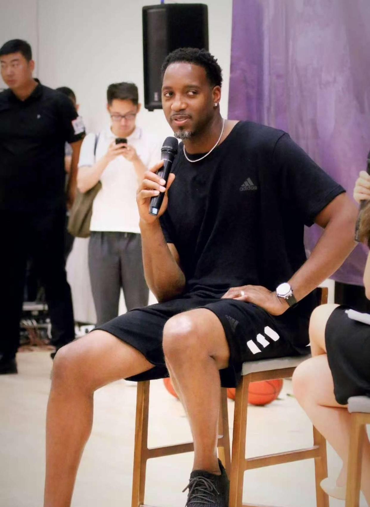 保罗被裁掉后，19年资深快船球迷愤怒脱粉，格里芬点赞（保罗遭裁引爆不满：追随快船19年的老粉怒脱粉，格里芬点赞）