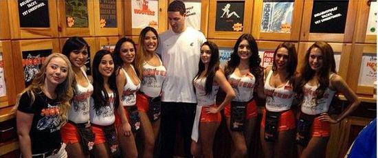 上海申花客场对阵广岛三箭，虽0-2落败，但有望晋级，展现顽强斗志，助力海港复仇。（申花客场0-2负广岛三箭 仍存晋级曙光，顽强斗志助力海港复仇）