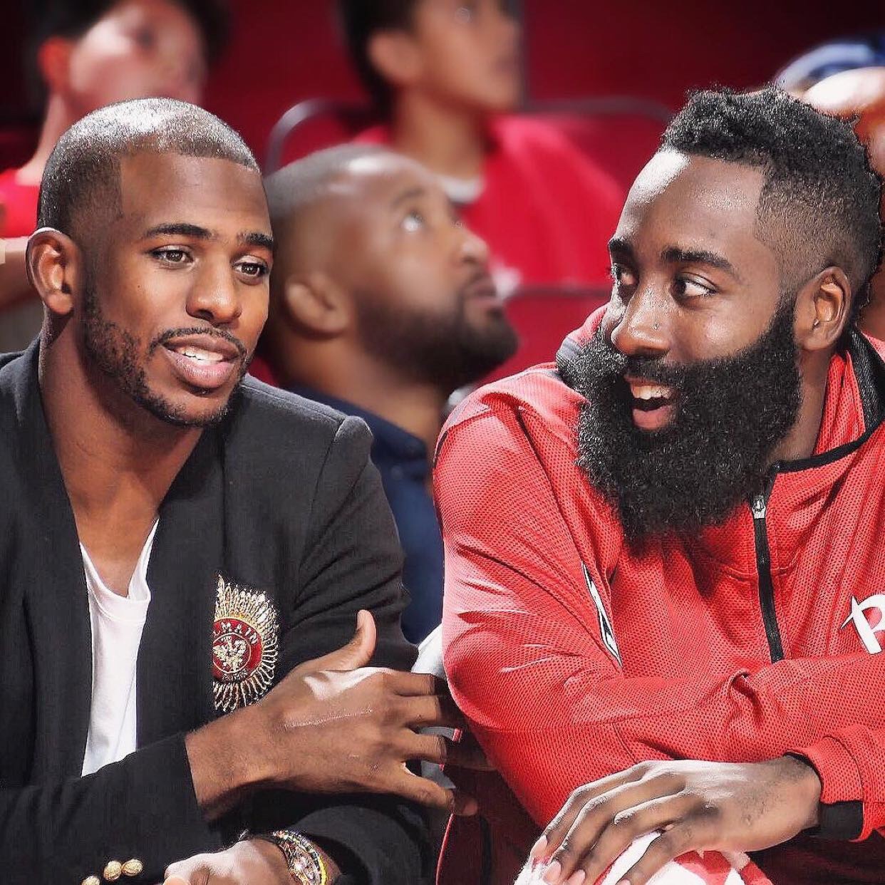 太阳报：B费夺冠面无表情，曼联球迷社媒盛赞他为称职队长（《太阳报》：B费捧杯仍冷面，曼联球迷在社媒齐赞其为合格队长）