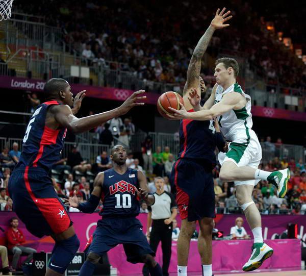 记者：奥斯卡身边人认为他没法继续踢球了，他在体能测试时突感不适（记者：奥斯卡体能测试突感不适，身边人称其恐难再继续踢球）